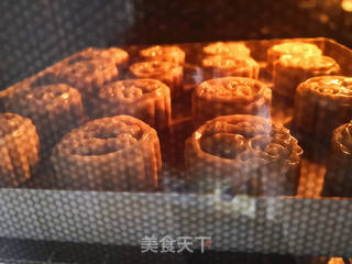 绿豆沙蜜豆月饼的做法步骤:12