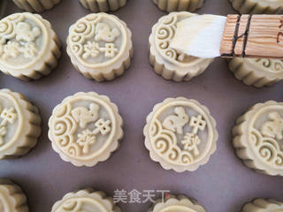 绿豆沙蜜豆月饼的做法步骤:13