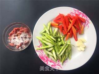芦笋炒牛肉的做法步骤:2