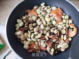 香菇虾干豆饭的做法步骤:2