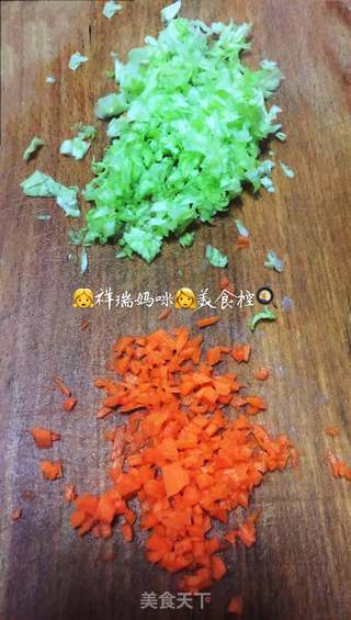 祥瑞餐桌大虾胡萝卜儿童水饺的做法步骤:2