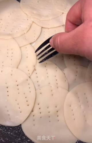 家庭版饺子皮披萨的做法步骤:2