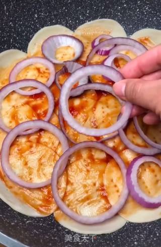 家庭版饺子皮披萨的做法步骤:4
