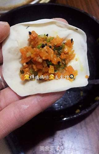 祥瑞餐桌大虾胡萝卜儿童水饺的做法步骤:9