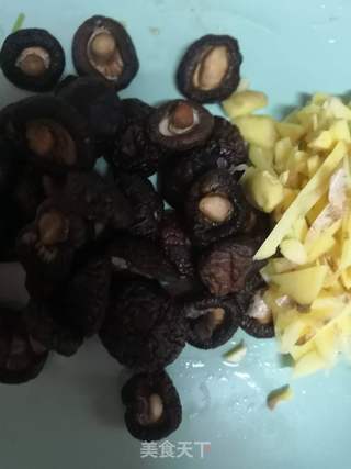 生姜香菇炒鸡块的做法步骤:2