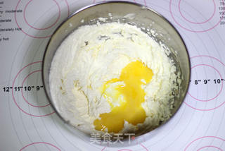 万圣节栗子小鬼棒棒糖蛋糕的做法步骤:4