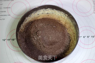 万圣节栗子小鬼棒棒糖蛋糕的做法步骤:5