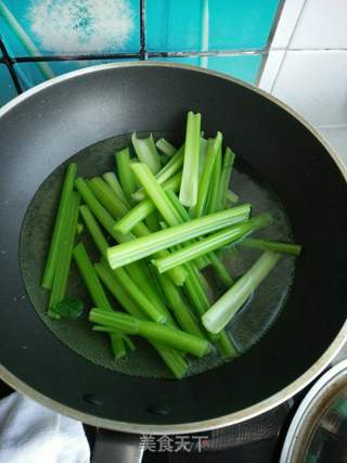 芹菜鸡蛋水饺的做法步骤：1