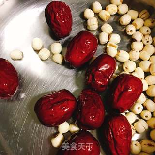 红枣桂圆莲子粥的做法步骤：1
