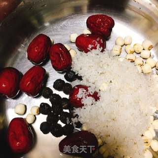 红枣桂圆莲子粥的做法步骤：3