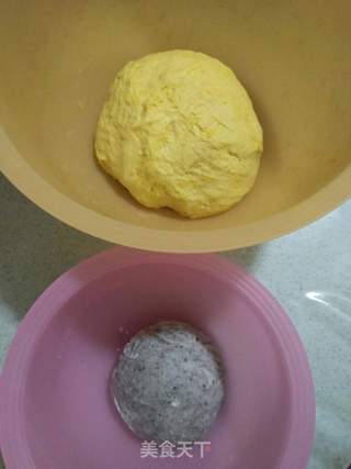 南瓜黑芝麻卷的做法步骤:2