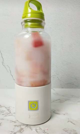 蜜桃雪碧冰饮的做法步骤：4