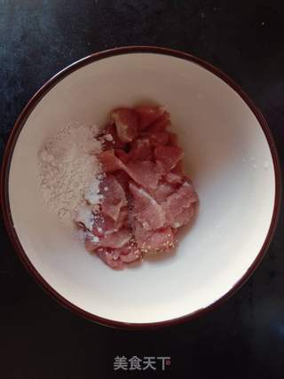 西红柿滑肉的做法步骤:2