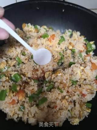 番茄虾仁炒饭的做法步骤:4