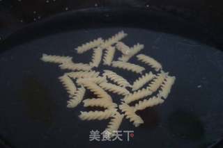 牛油果拌螺旋意面的做法步骤:2
