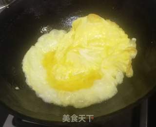 鸡蛋炒米饭的做法步骤：2