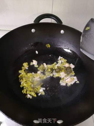 酸菜肥肠热汤面的做法步骤:2