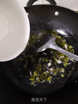 酸菜肥肠热汤面的做法步骤:3