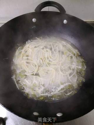 酸菜肥肠热汤面的做法步骤:6
