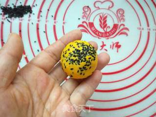 南瓜糯米芝心球的做法步骤:11