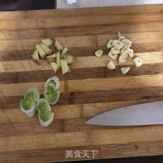 辣子肥肠的做法步骤:3