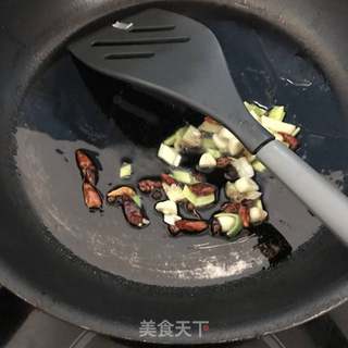 辣子肥肠的做法步骤:11