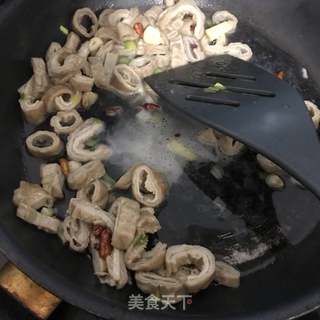 辣子肥肠的做法步骤:13