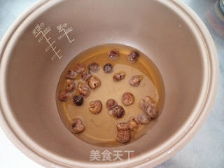 酸梨桂圆冰糖水的做法步骤:2