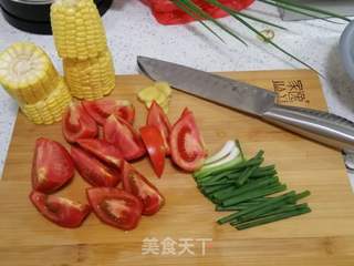 番茄玉米蛤蜊挂面的做法步骤：2