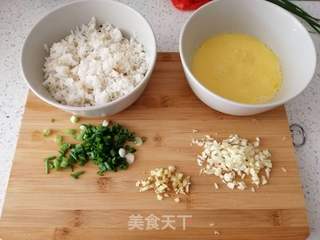 凑合凑合的蒜香蛋炒饭的做法步骤:2