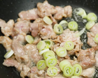 木耳炒肉的做法步骤:3