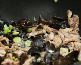木耳炒肉的做法步骤:4