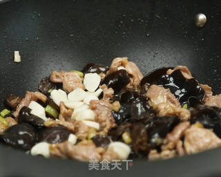 木耳炒肉的做法步骤:5