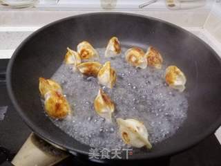 生煎速冻饺子的做法步骤：4