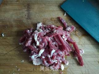 牛肉丝炒豇豆的做法步骤：1