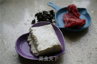 木耳烧豆腐的做法步骤：1