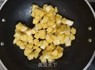 炒黄金馒头块的做法步骤:5