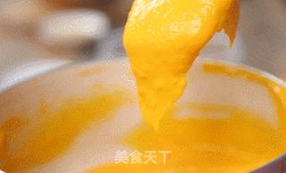 南瓜椰蓉小方的做法步骤:2