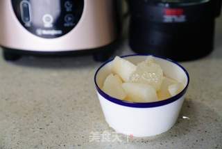冰糖银耳炖梨(破壁机版)的做法步骤:2