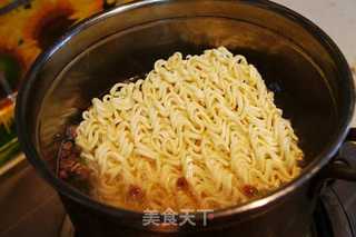 香菇炸酱方便面的做法步骤:3