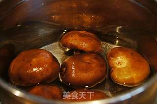 香菇炸酱方便面的做法步骤:2