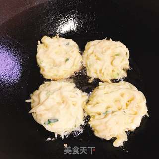 土豆丝鸡蛋饼的做法步骤：6