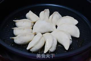 白菜香菇素馅水煎饺的做法步骤:9