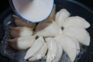 白菜香菇素馅水煎饺的做法步骤:10
