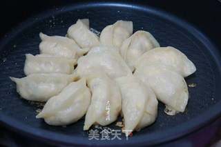 白菜香菇素馅水煎饺的做法步骤:11