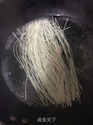 生菜鸡蛋热汤面的做法步骤：1