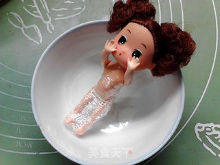 泡泡浴洗澡娃娃裱花蛋糕的做法步骤:2