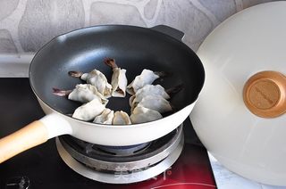 抱蛋鲜肉虾饺的做法步骤:7