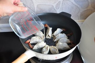 抱蛋鲜肉虾饺的做法步骤:8