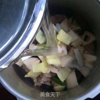 清炖龙骨莲藕汤的做法步骤:6